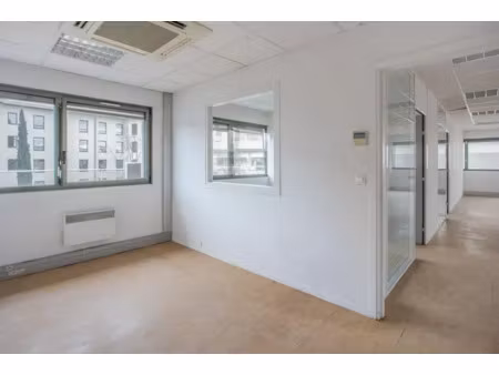 151 m² de bureaux à louer au coeur du 8e arrondissement de lyon - accessibilité et cadre p
