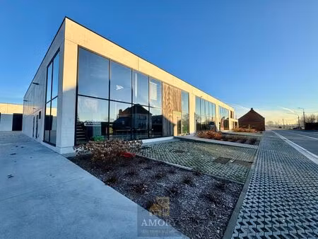 recente kmo unit met grote etalageramen en 5 parkeerplaatsen!