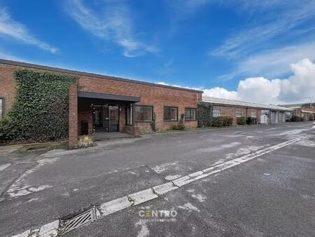 toonzaal van 1.000m² met optioneel magazijn en private parking vlak bij de ring van poperi