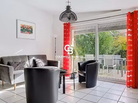 maison de ville avec piscine  jardin et garage dans le centre-ville de saintes