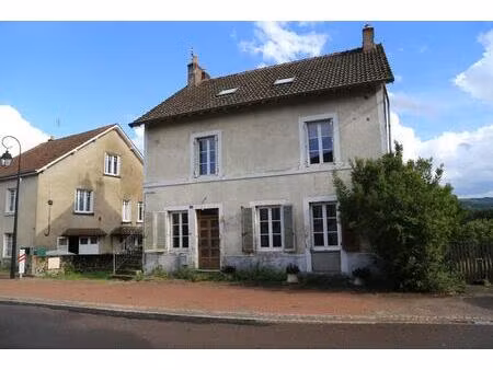 petit immeuble rénové à vendre en centre bourg