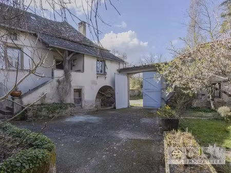 ancienne ferme avec cour intérieure  ateliers artistiques  boutique et plus de 3 hectares.