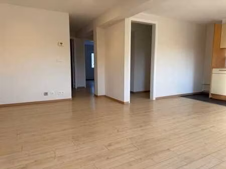 bel appartement d'environ 69 m² en plein centre de genappe.