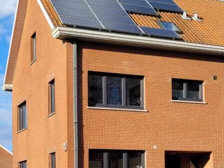 louee magnifique et lumineuse maison avec jardin et garage.