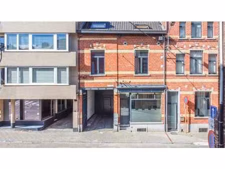 immeuble de rapport avec 3 unités (magasin + 2 appartements)