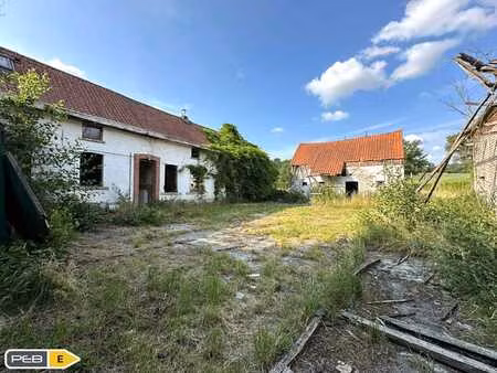 fermette en carre a renover avec prairie