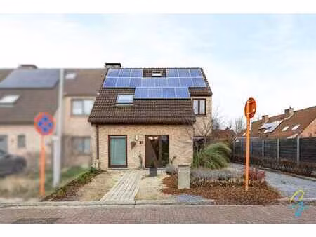 charmante maison avec garage et salon confortable