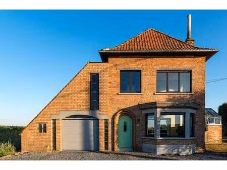 alleenstaande woning tussen de velden gelegen met 3 slaap...