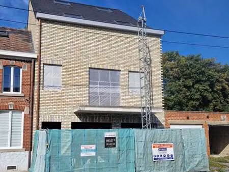 bel immeuble 2apparts de 2et 3ch avec 2 garages à parachever