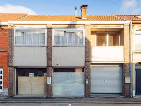 bel immeuble(magasin 60m²  entrepôt 270m² et appartement 3ch