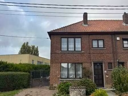 maison d'habitation 3 façades avec jardin.