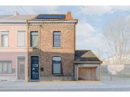 spacieuse maison 3 façades avec terrasse  jardin et garage.