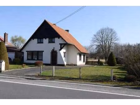 villa de plain-pied avec garage  terrasse et jardin