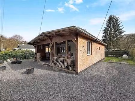 chalet avec jardin dans une ruelle calme à sy.