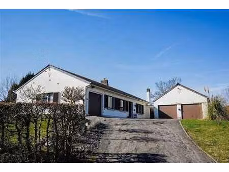 charmante maison de plain-pied avec garages et grand jardin!