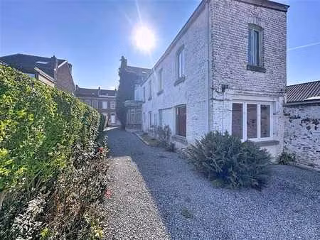 spacieuse maison 3 façades avec 2 garages et vaste cour à va