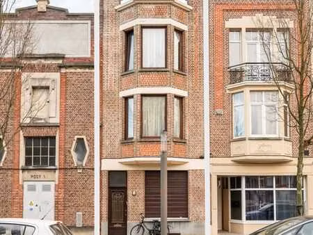 maison à rénover sur la charmante place de la couronne.