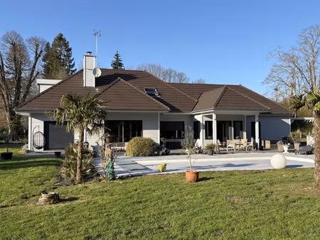 superbe maison contemporaine avec piscine chauffée et vue dégagée