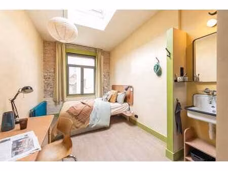 2 chambres dans une maison avec salle de cinéma