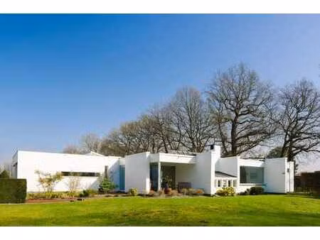 villa architecturale lumineuse des années 70 avec jardin