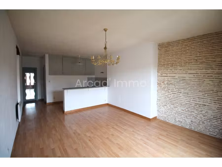 bel appartement 3 pièces (60 m2) en 2ème étage d'un magnifiq