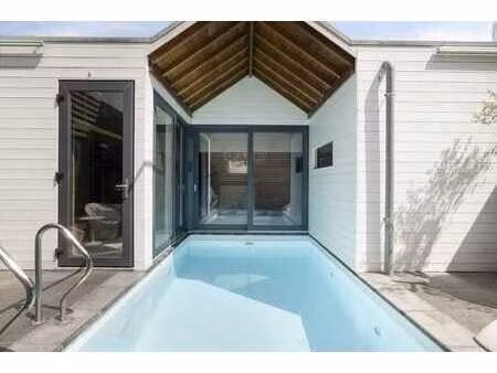 bâtiment unique avec installations de vie et de bien-être à