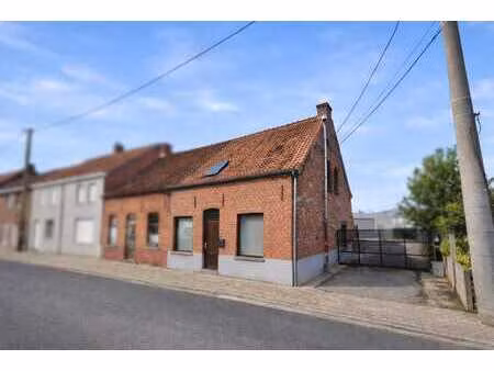 halfopen woning met 3 slaapkamers  alsook met ruim magazi...