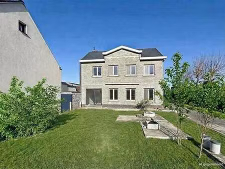 maison spacieuse avec 4 chambres  bureau et grand jardin