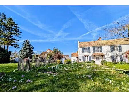 propriété avec maison principale  maison d'amis et double garage indépendant.