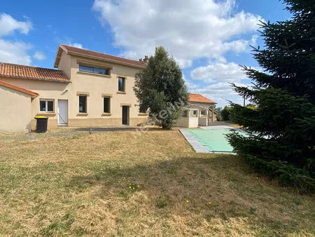 maison dans bressuire de 154 m2 avec commodités de plain pied et terrain de 1600m² avec pi