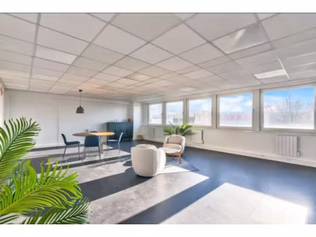 bureaux rénovés / pied d'autoroute a1/a3