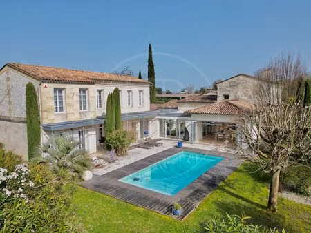 propriété en pierre au design élégant