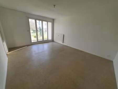 t3 au rez de chaussée avec balcon donnant sur un parc verdoyant