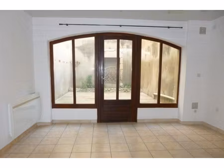 location - appartement t3 de 56 m2 en rdc avec cour privativ