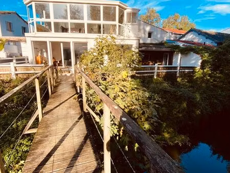 maison en bord de rivière