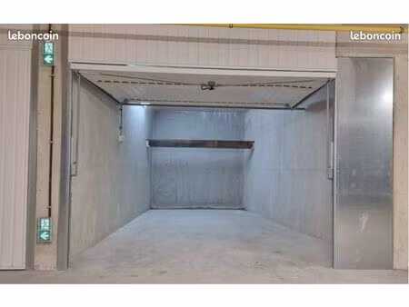 garage fermé 15m2 éclairage et électricité