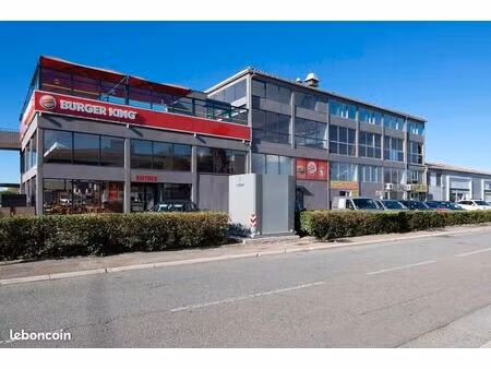 bureau lumineux avec parking