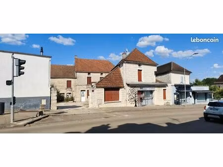 murs commerciaux avec licence iv et apparemment