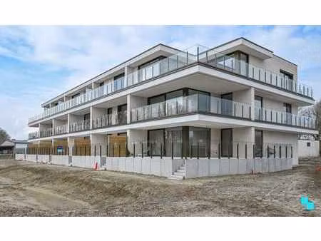 gelijkvloers tweeslaapkamerappartement met riant terras t...