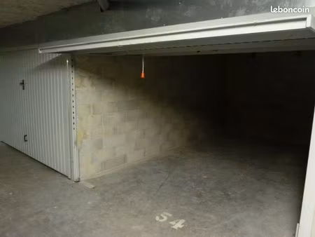 grasse bd v.hugo loue box/parking fermé ~15m2