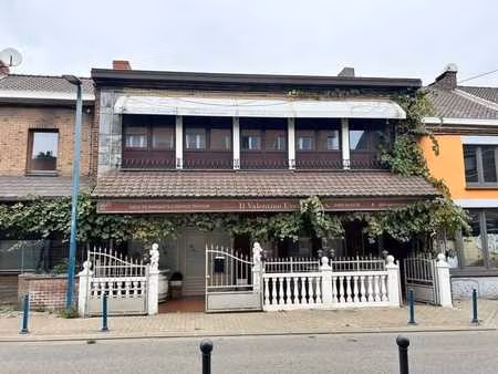 a saisir ! rez-de-chaussée de 546 m² + un appartement !