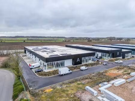 splendide entrepôt récent dans parc d'entreprise