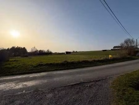 --- sous option --- beau grand terrain d'une façade de +-40m
