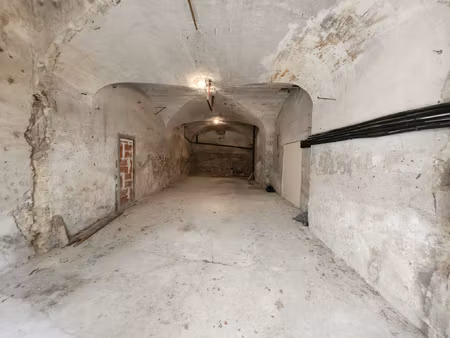 un grand garage au coeur d'uzes