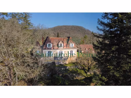 situé à 18km à l'ouest de sarlat et à 2km de saint cyprien