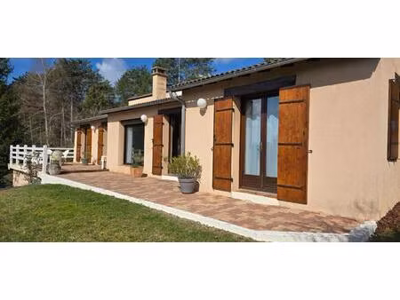 maison individuelle 5 chambres  avec piscine  sur un terrain de 2791 m²