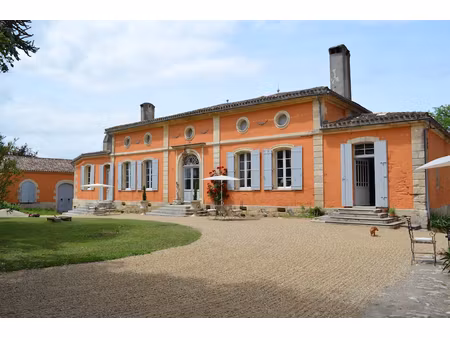 chartreuse de caractère avec maison d'amis et dépendances