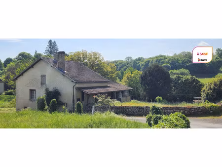 maison avec volumes et dépendances dans un environnement pri