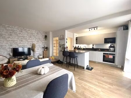 appartement t2 de 48 18 m² avec balcon de 4 m²  2e étage ascenseur  centre de rosny-sur-se