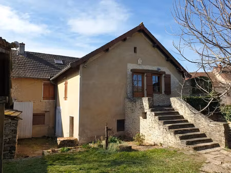 belle situation au coeur d'un village de caractère. maison ancienne rénovée avec jardin et